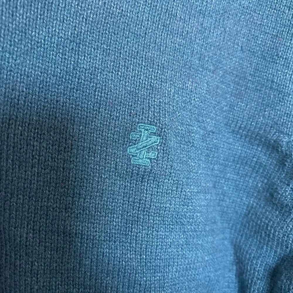 Izod Blue V-Neck Sweater Size Large - Picture 2 of 5